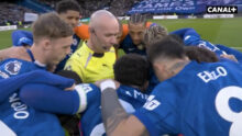 — Vidéo hallucinante ! Les joueurs de Chelsea entourent l’arbitre avant le match contre Newcastle