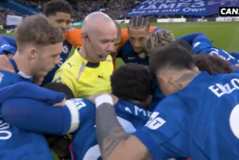 — Vidéo hallucinante ! Les joueurs de Chelsea entourent l’arbitre avant le match contre Newcastle