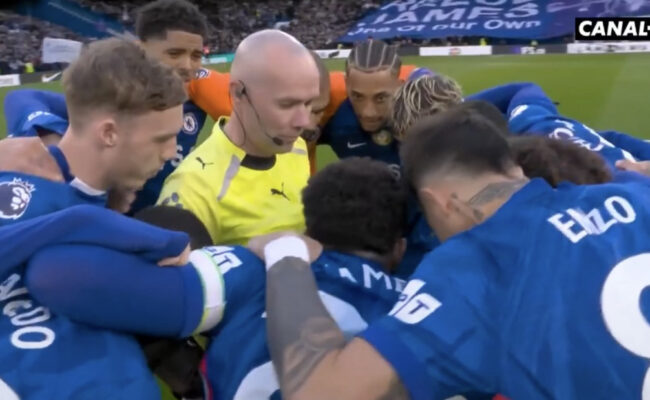 — Vidéo hallucinante ! Les joueurs de Chelsea entourent l’arbitre avant le match contre Newcastle