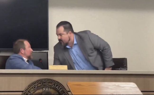 Insolite - Aux États-Unis, l’avocat d’une municipalité démissionne en pleine réunion après une proposition de baisse de salaire de 200$ à 15$ de l’heure