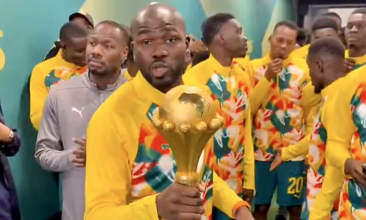Senegal displays the AFCON trophy at the Stade de France despite pressure from Morocco