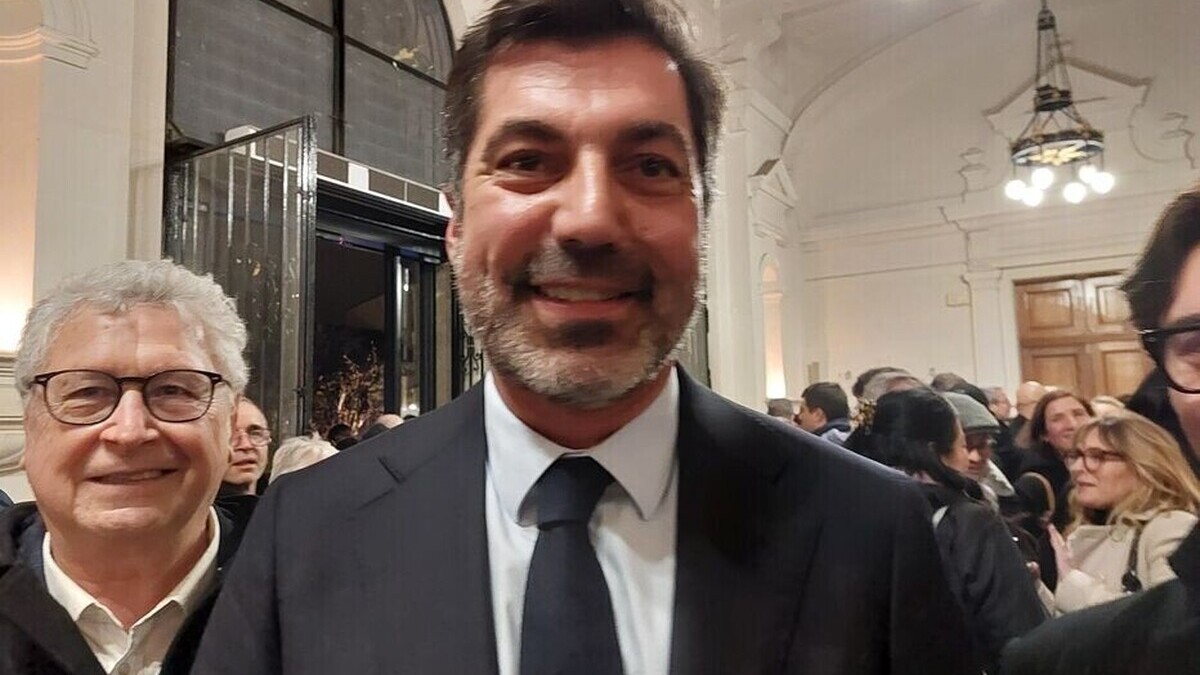 Municipales Colombes : Joakim Giacomoni (LR) l’emporte, la droite reprend la mairie Ce dimanche soir, Entrevue suit en direct la soirée électorale des élections municipales. Tout au long de la soirée, nous publierons les résultats qui tombent dans les villes de France. À Colombes, dans les Hauts-de-Seine, Joakim Giacomoni (LR) est élu maire avec 54,48 % des voix, devant le sortant écologiste Patrick Chaimovitch (45,52 %). Malgré une union de la gauche entre les deux tours, le candidat de droite s’impose nettement et permet à son camp de reprendre cette commune, après une campagne marquée par de fortes divisions au premier tour.