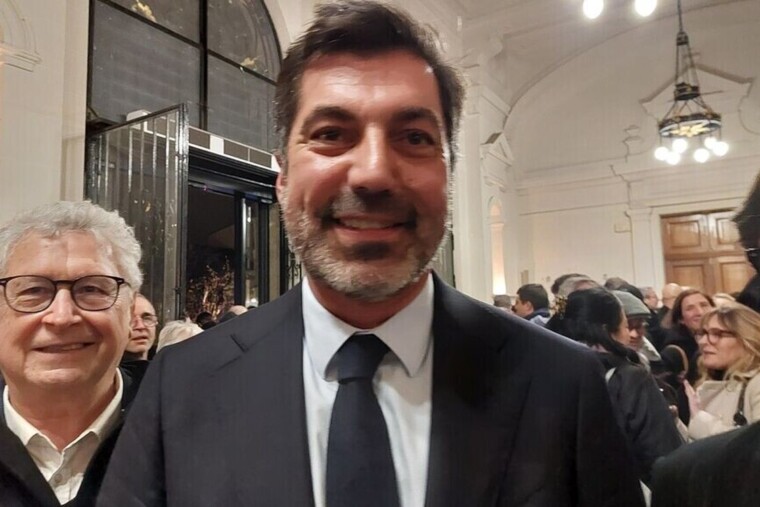 Municipales Colombes : Joakim Giacomoni (LR) l’emporte, la droite reprend la mairie Ce dimanche soir, Entrevue suit en direct la soirée électorale des élections municipales. Tout au long de la soirée, nous publierons les résultats qui tombent dans les villes de France. À Colombes, dans les Hauts-de-Seine, Joakim Giacomoni (LR) est élu maire avec 54,48 % des voix, devant le sortant écologiste Patrick Chaimovitch (45,52 %). Malgré une union de la gauche entre les deux tours, le candidat de droite s’impose nettement et permet à son camp de reprendre cette commune, après une campagne marquée par de fortes divisions au premier tour.