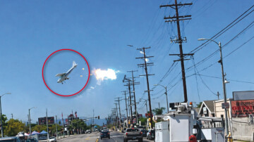 VIDÉO - Un avion percute des lignes à haute tension et s'écrase à Pacoima, en Californie