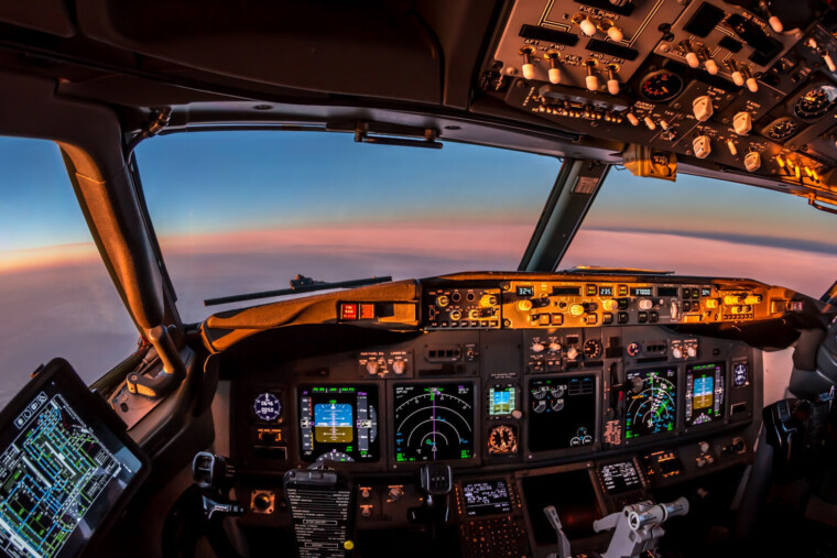 VIDÉO INSOLITE - Des pilotes de ligne aboient et miaulent sur une fréquence d'urgence. Une enquête ouverte