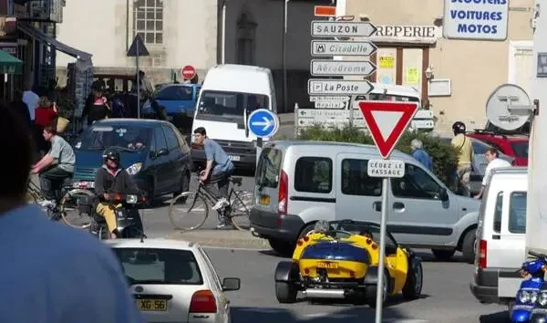 À Belle-Île-en-Mer, la cohabitation entre voitures et vélos devient de plus en plus tendue