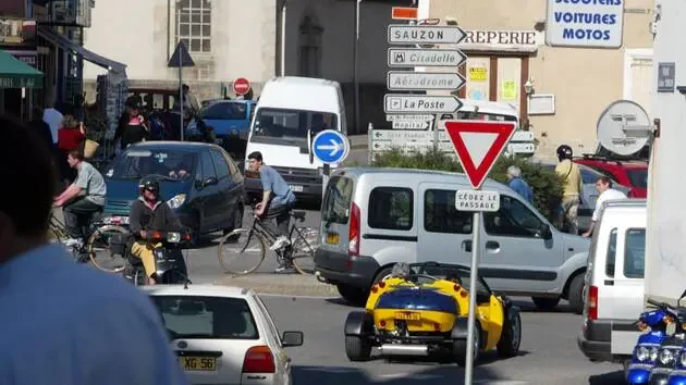 On Belle-Île-en-Mer, the coexistence between cars and bicycles is becoming increasingly strained.