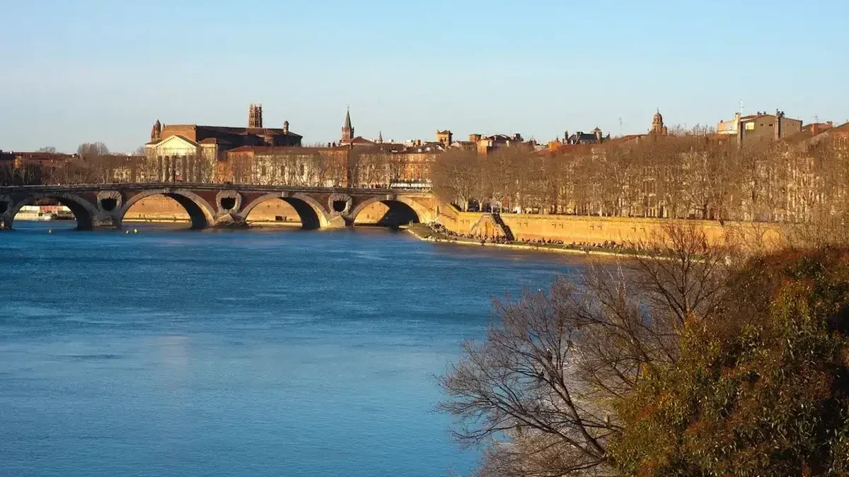 À Bordeaux, un jeune SDF plonge dans la Garonne et sauve une étudiante de 18 ans