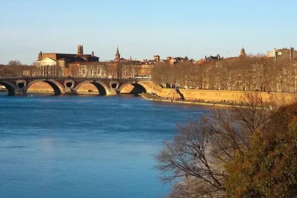 À Bordeaux, un jeune SDF plonge dans la Garonne et sauve une étudiante de 18 ans