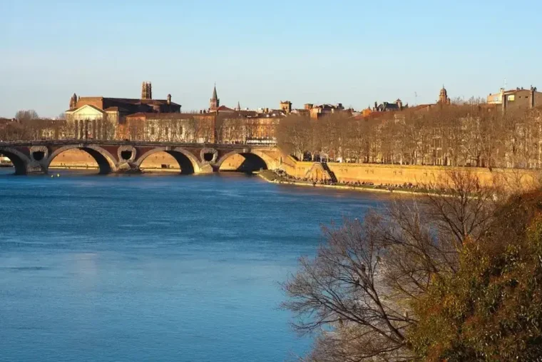 À Bordeaux, un jeune SDF plonge dans la Garonne et sauve une étudiante de 18 ans