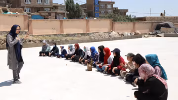 Afghanistan : l’UNICEF alerte sur une pénurie massive de femmes dans la santé et l’éducation