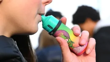 Au lycée, la vape s'installe pendant que la cigarette recule