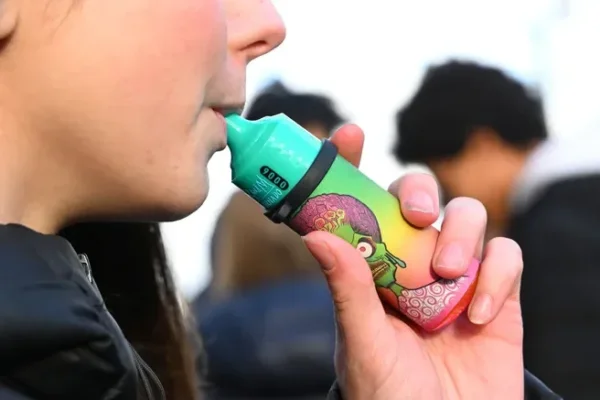 Au lycée, la vape s'installe pendant que la cigarette recule
