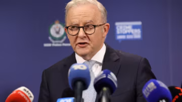 Australie : Albanese alerte sur un choc économique durable lié à la guerre et appelle à limiter l’usage de la voiture