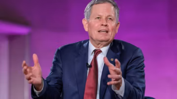 Avant le sommet Trump–Xi, un sénateur américain prépare le terrain avec une visite en Chine