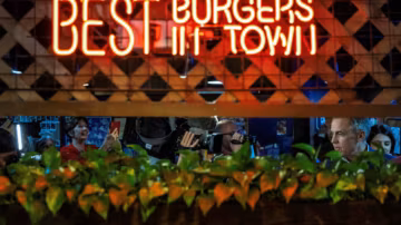 Canada : le secteur des services s’enfonce, plombé par les incertitudes liées à la guerre