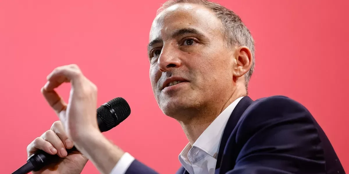 Carburants : Raphaël Glucksmann propose une taxation des profits pétroliers pour financer des aides