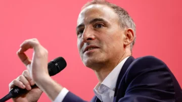 Carburants : Raphaël Glucksmann propose une taxation des profits pétroliers pour financer des aides