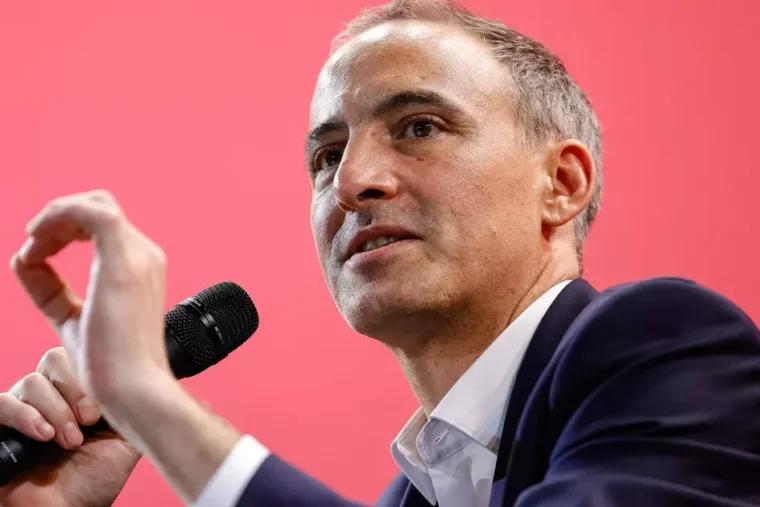 Carburants : Raphaël Glucksmann propose une taxation des profits pétroliers pour financer des aides