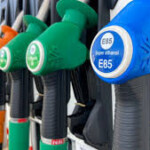 Carburants: l'exécutif promet des aides ciblées, payées par des coupes budgétaires