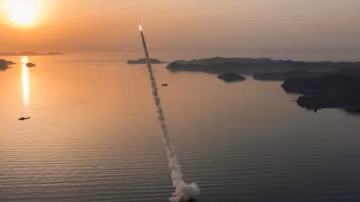 Corée du Nord : Kim Jong-un supervise un test de missiles à ogives à fragmentation, inquiétudes accrues en Asie