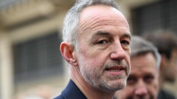 Crise dans les écoles parisiennes : Emmanuel Grégoire sommé d’agir face aux scandales du périscolaire