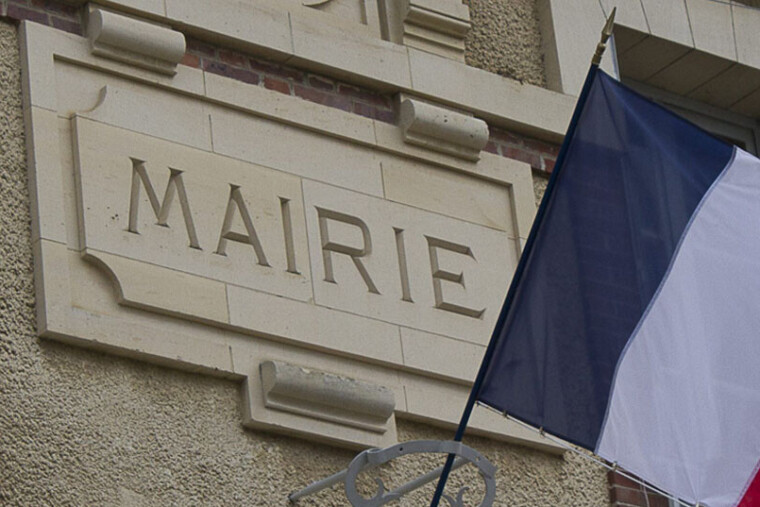 Des maires revendiquent la fermeté face aux pressions communautaires