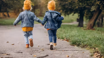 Des prénoms courts et classiques dominent les tendances en 2025