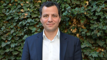 Discriminations à l’embauche : un impact économique et social persistant selon le philosophe Karim Bouhassoun