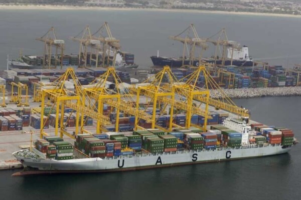 Émirats arabes unis : un port stratégique visé par une attaque, quatre blessés