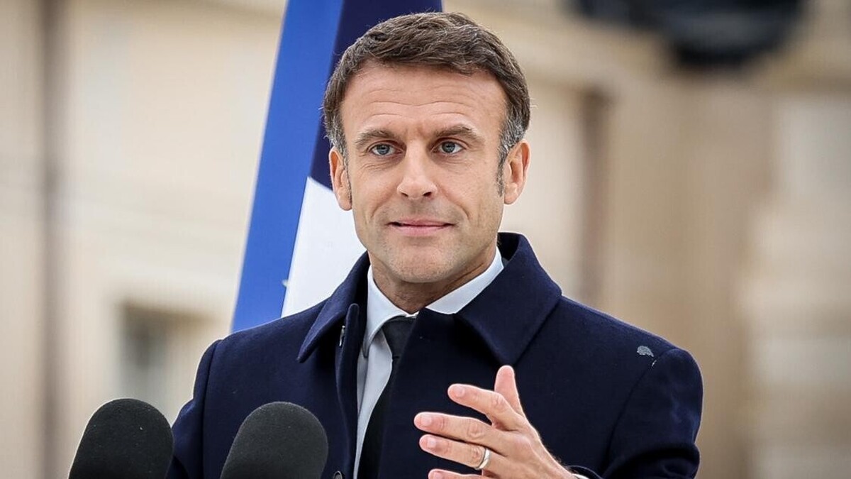 Emmanuel Macron invites 500 mayors to the Élysée Palace, one month after the municipal elections.