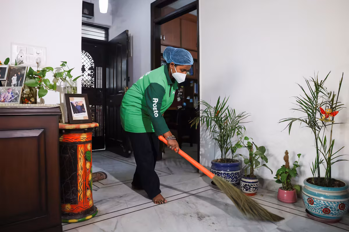 En Inde, les services de ménage à 1 dollar séduisent malgré des risques pour la sécurité