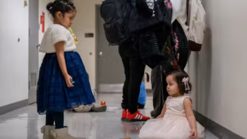 États-Unis : l’administration accélère les expulsions d’enfants migrants, une mesure controversée