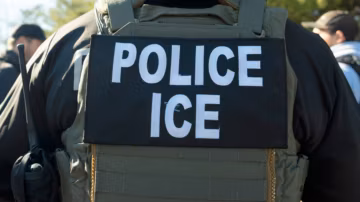 États-Unis : le directeur controversé de la police de l’immigration ICE annonce son départ