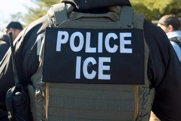 États-Unis : le directeur controversé de la police de l’immigration ICE annonce son départ
