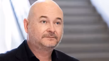 Europe 2 renforce son pari Cauet avec une double émission quotidienne