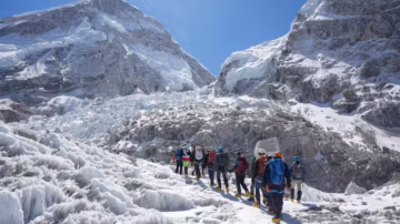 Everest : une immense tour de glace bloque la voie d’ascension et retarde la saison