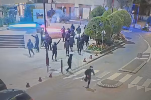 Fresnes: treize gardes à vue après l'attaque de la mairie