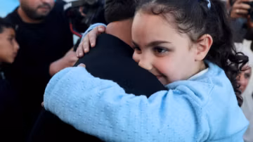 Gaza : des bébés évacués pendant la guerre retrouvent enfin leurs familles après deux ans d’attente