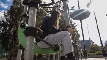 Grèce : face à l’addiction des jeunes, les parents soutiennent l’interdiction des réseaux sociaux avant 15 ans