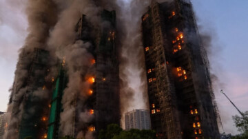 Hong Kong : les survivants du drame reviennent dans les tours calcinées à la recherche de leurs souvenirs