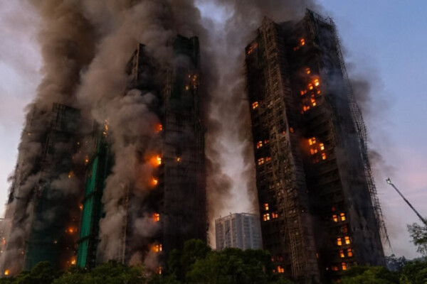 Hong Kong : les survivants du drame reviennent dans les tours calcinées à la recherche de leurs souvenirs