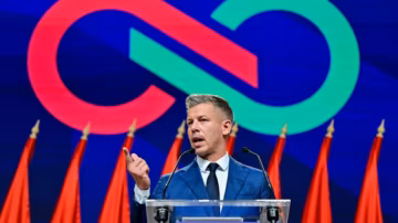 Hongrie : après sa victoire, Peter Magyar fait de l’approvisionnement en carburant une priorité urgente