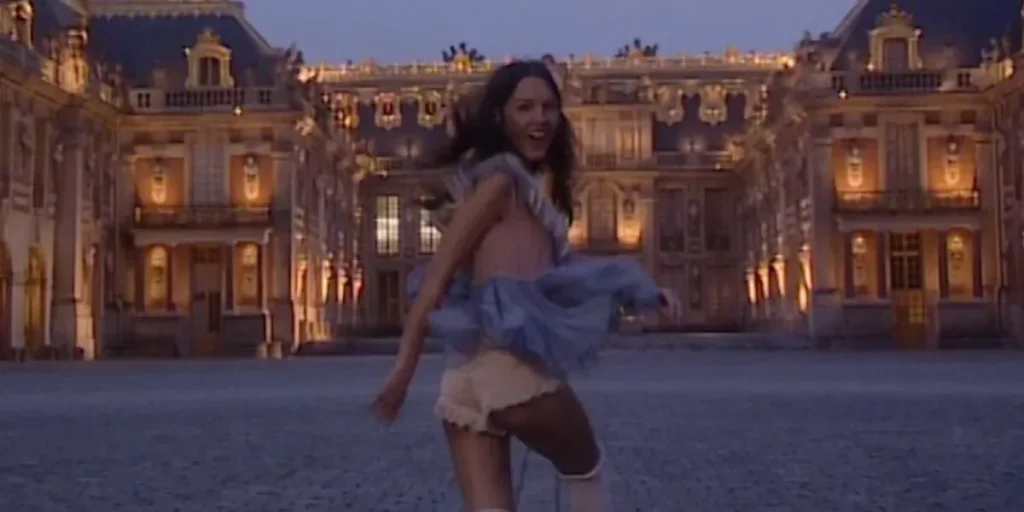 Olivia Rodrigo tourne “Drop Dead” au château de Versailles