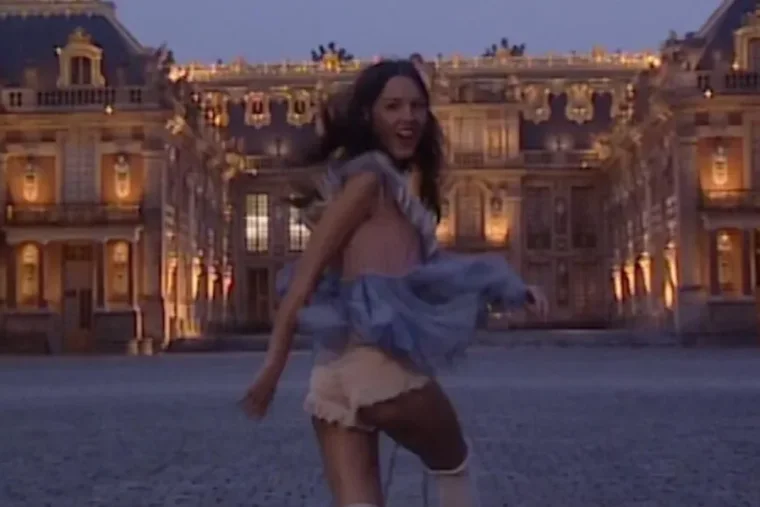 Olivia Rodrigo tourne “Drop Dead” au château de Versailles