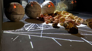 Theodoulos Gregoriou investit le Faubourg Saint-Honoré avec ses sculptures entre archéologie et impression 3D