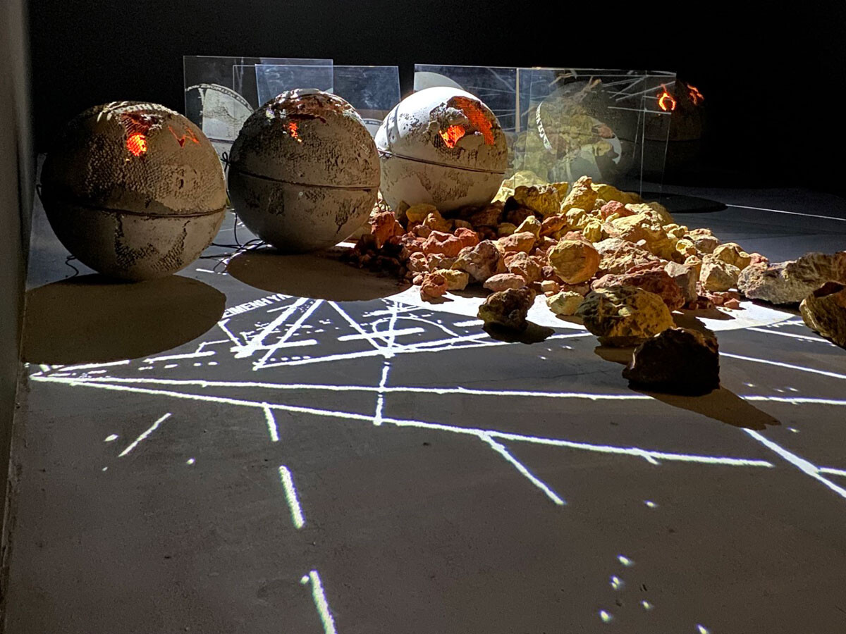 Theodoulos Gregoriou takes over the Faubourg Saint-Honoré with his sculptures that blend archaeology and 3D printing