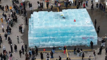 Drake cache la date de sortie d'ICEMAN dans un bloc de glace géant à Toronto