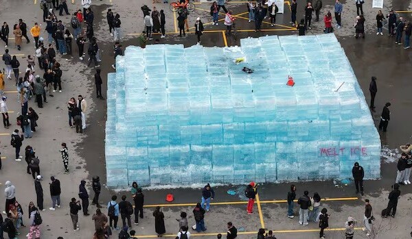Drake cache la date de sortie d'ICEMAN dans un bloc de glace géant à Toronto