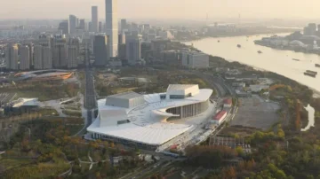 Le Grand Opéra de Shanghai : la spirale blanche de Snøhetta s'apprête à transformer la skyline culturelle chinoise